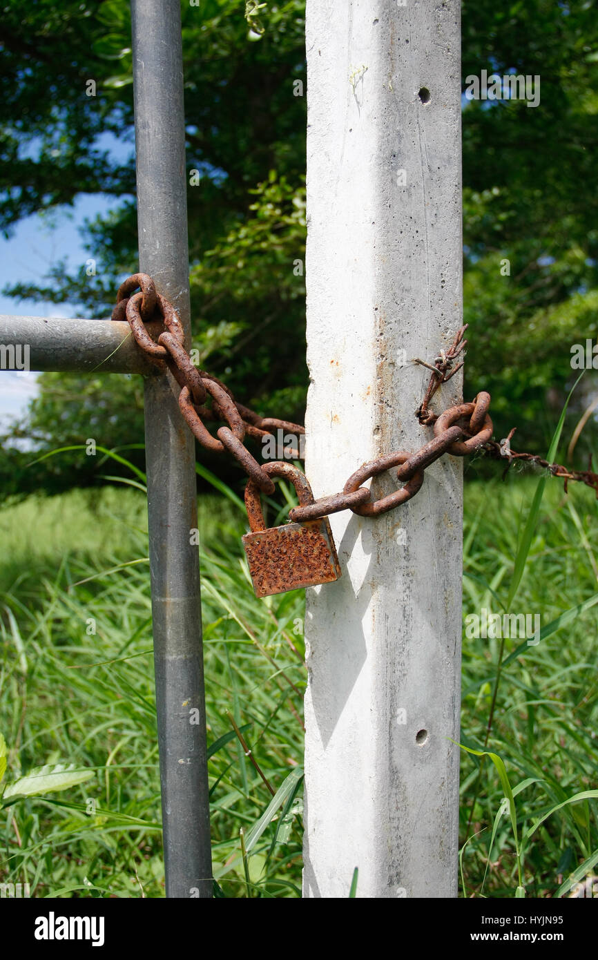 Cadenas anciens avec une chaîne de fer à une clôture, des déchets, de saisir Banque D'Images
