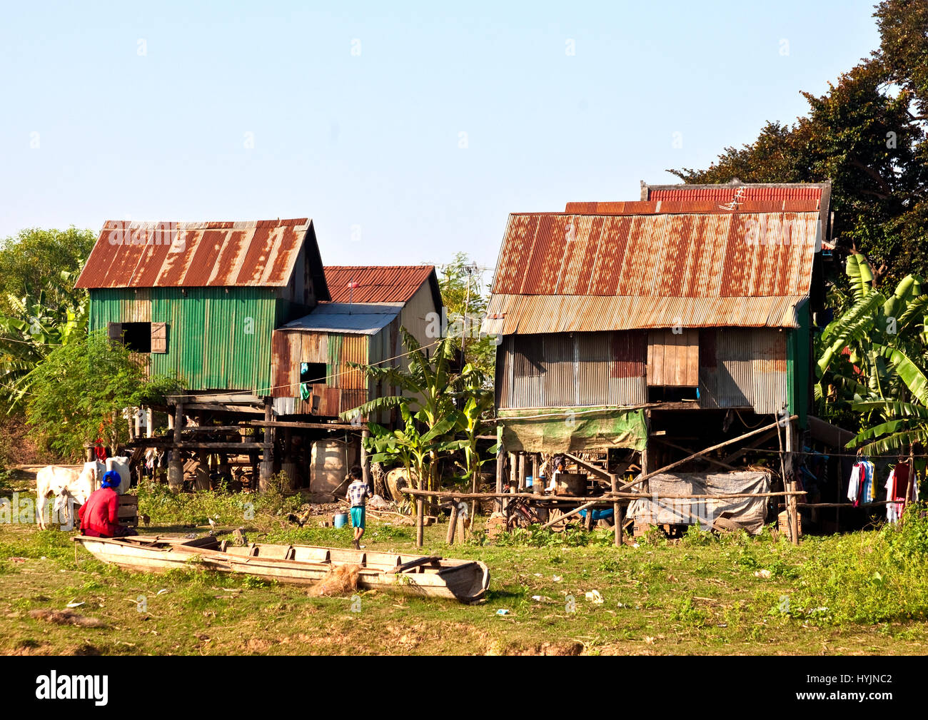 Mère et fils cambodgien à leur domicile, sur les rives de la rivière Tonlé Banque D'Images