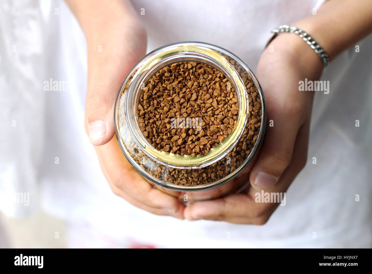 Close up of hand holding un pot de grains de café Banque D'Images