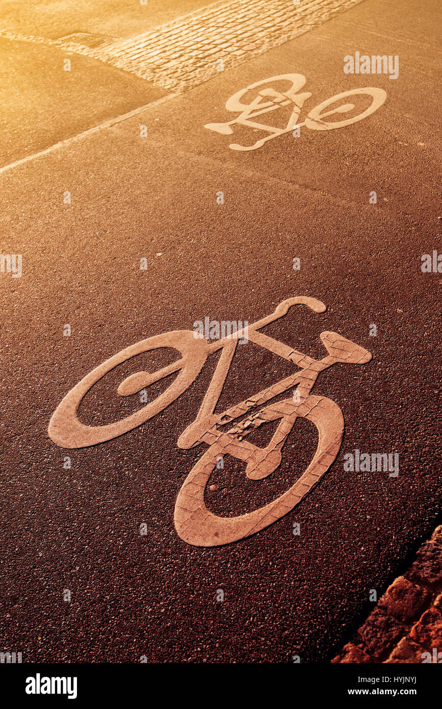 Bande cyclable signalisation en milieu urbain, les tons rétro Banque D'Images