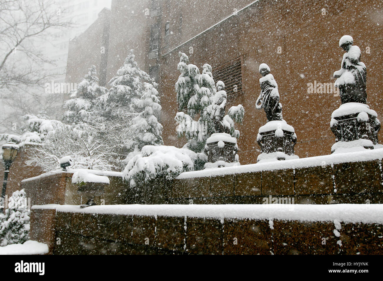 Il neige plutôt lourdement dans Manhattan. Banque D'Images
