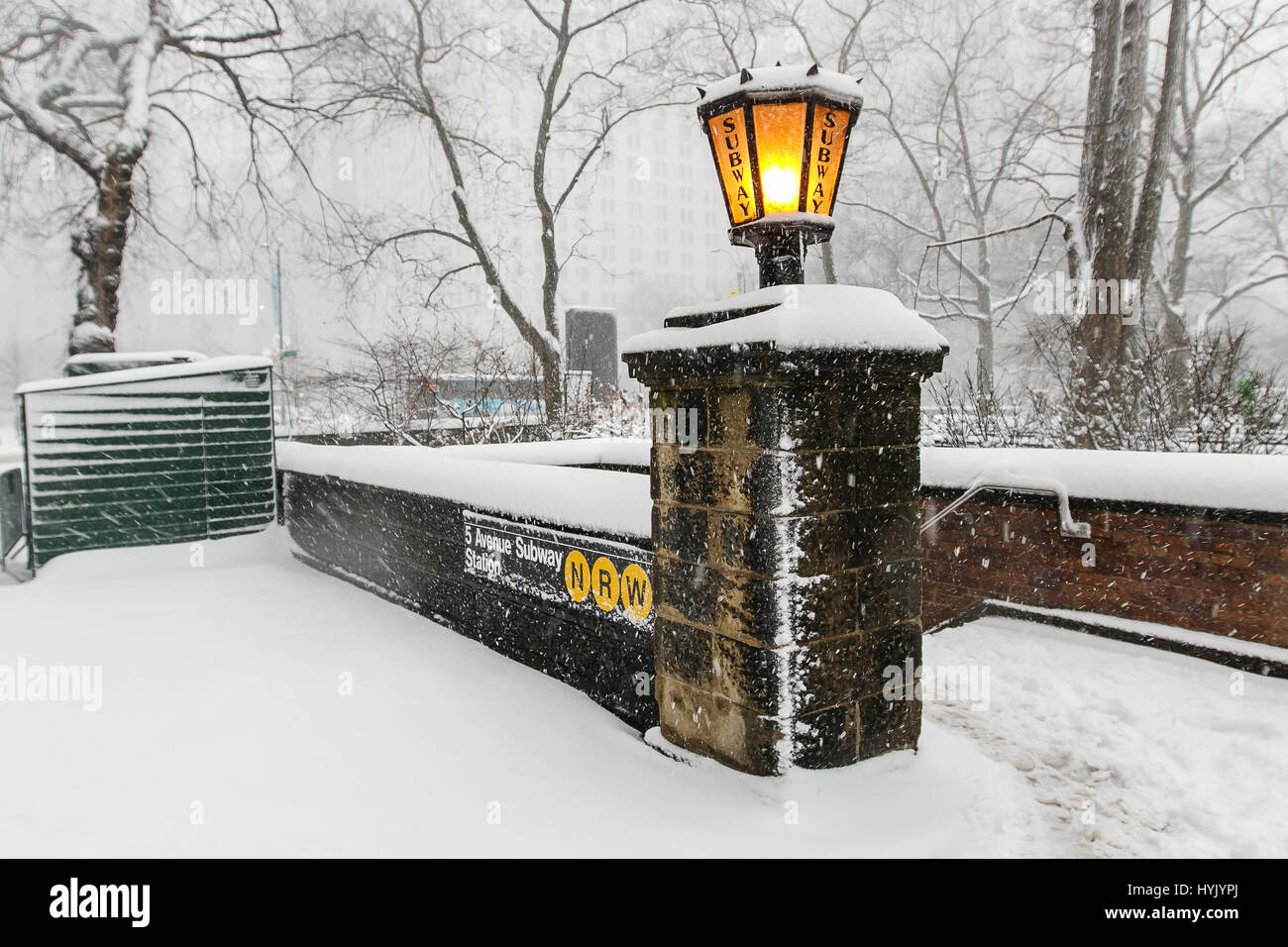 Une entrée du métro au bord de Central Park lors d'une chute de neige. Banque D'Images