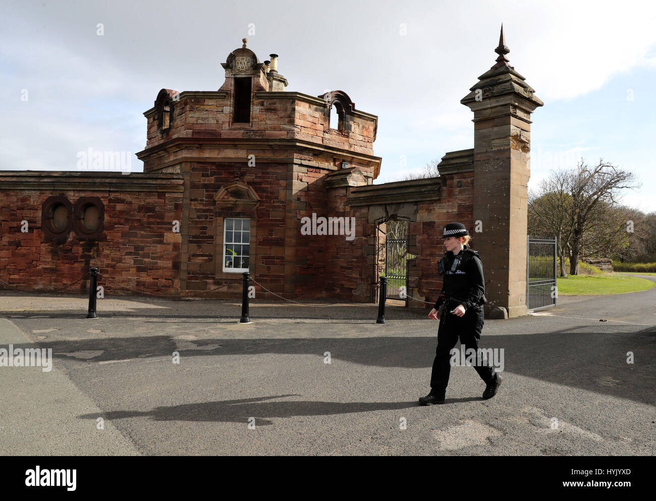 La police à l'entrée de Gosford House en East Lothian, après la découverte de restes humains dans la nuit de dimanche. Banque D'Images