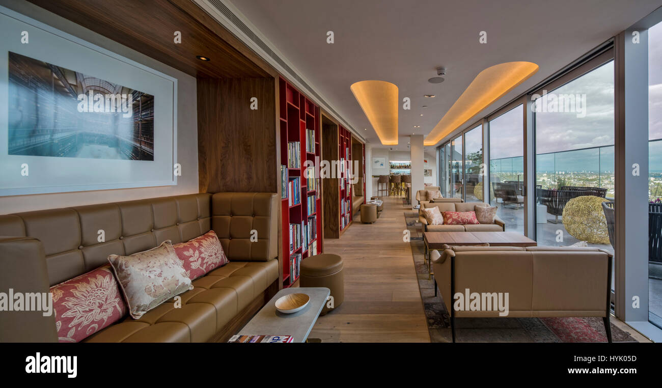 Toit-terrasse et salon à l'Hotel Canaletto sur City Road. Canaletto Apartments, London, Royaume-Uni. Architecte : UNStudio, 2017. Banque D'Images