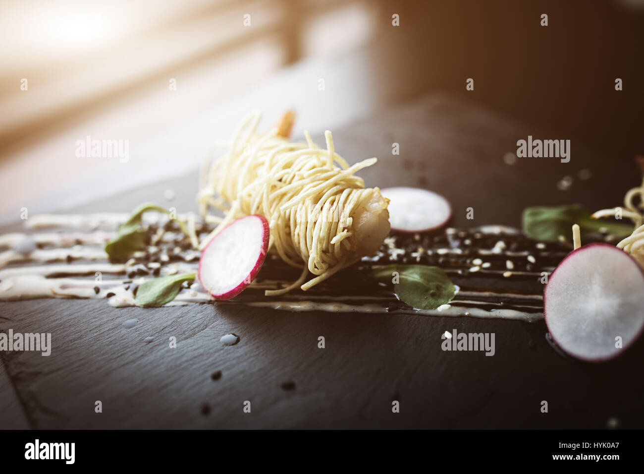 Crevettes Tiger en nouilles chinoises avec la sauce sur la plaque noire. Arrière-plan de l'alimentation asiatique. Concepr de manger. Le restaurant place avec table en bois. Flare savs copie Banque D'Images