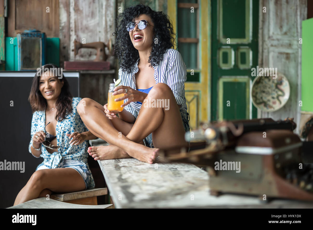 Les filles asiatiques en bar Banque D'Images
