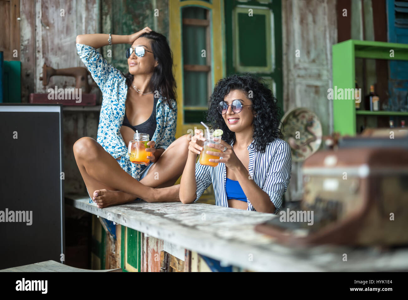 Les filles asiatiques en bar Banque D'Images