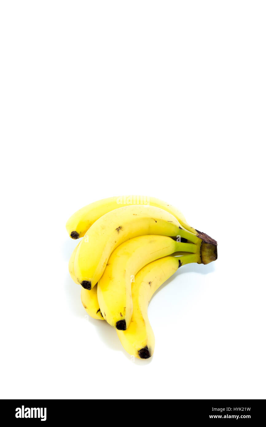 Cinq nouveaux jaune doré avec deux bananes fraises isolé en fond blanc Banque D'Images