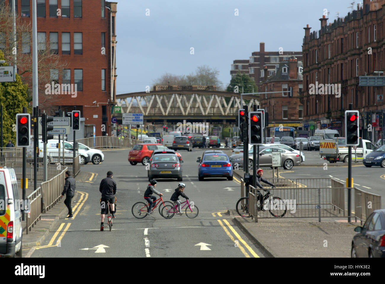 Great Western Road cyclistes famille père et enfants à Anniesland Cross Glasgow Ecosse vue haute scène de rue Banque D'Images