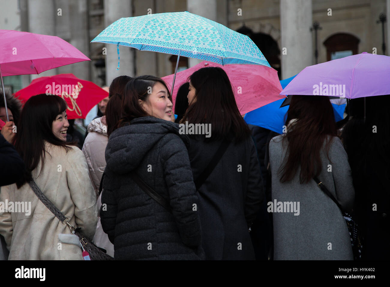 Le Londoner avec parasols en vedette : Atmosphère Où : London, Royaume-Uni Quand : 04 Mars 2017 Banque D'Images