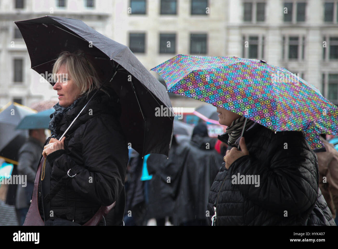 Le Londoner avec parasols en vedette : Atmosphère Où : London, Royaume-Uni Quand : 04 Mars 2017 Banque D'Images