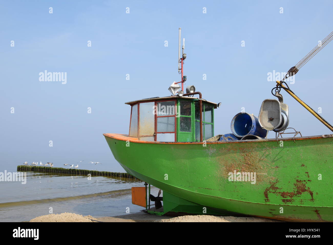 Vieux bateau de pêche sur la mer Baltique Banque D'Images