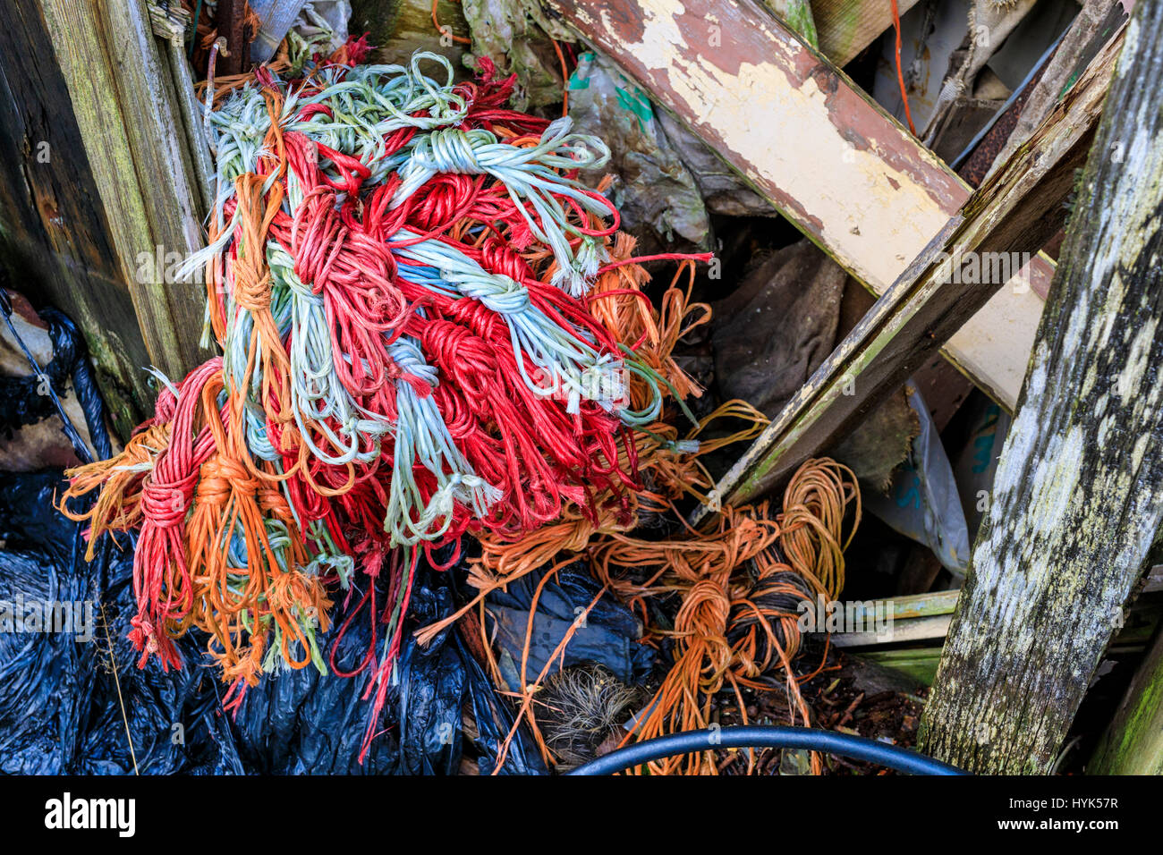 Pile de faisceaux de câble multi-couleur Banque D'Images