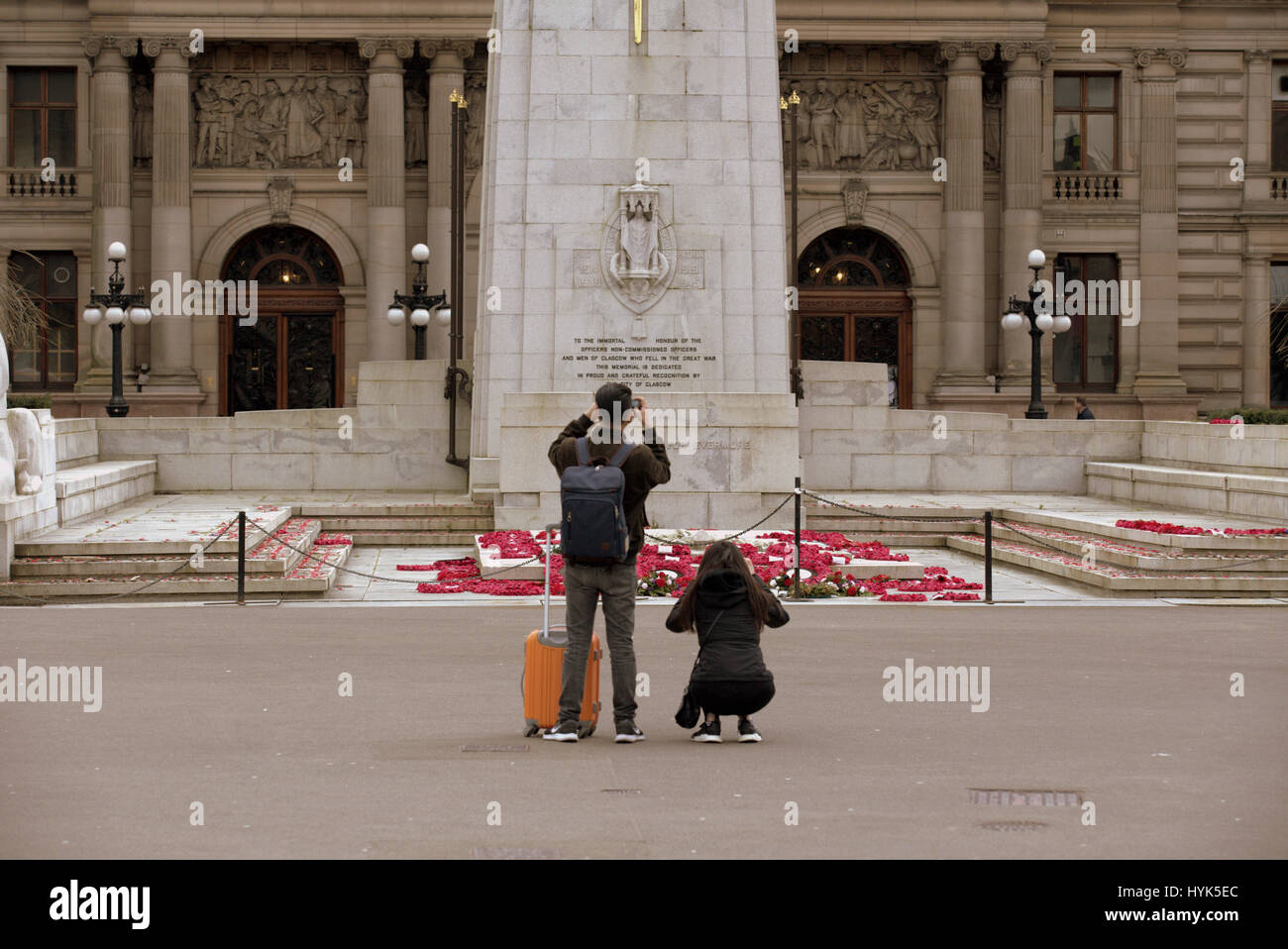 Les touristes asiatiques prendre des photos devant le mémorial de guerre George square Glasgow Banque D'Images