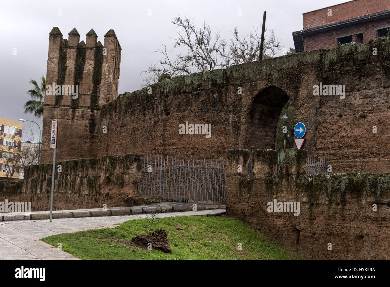 Les vestiges de murs fortifiés de la ville de Séville et des tours qui protégeaient saville en Espagne. Les murs de la vieille ville de Séville ont été construites par Jules César et Banque D'Images