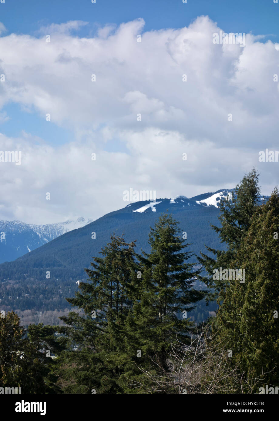 Grouse Mountain, Vancouver, avec des pistes couvertes de neige. Vue de Burnaby à l'Ouest. Banque D'Images