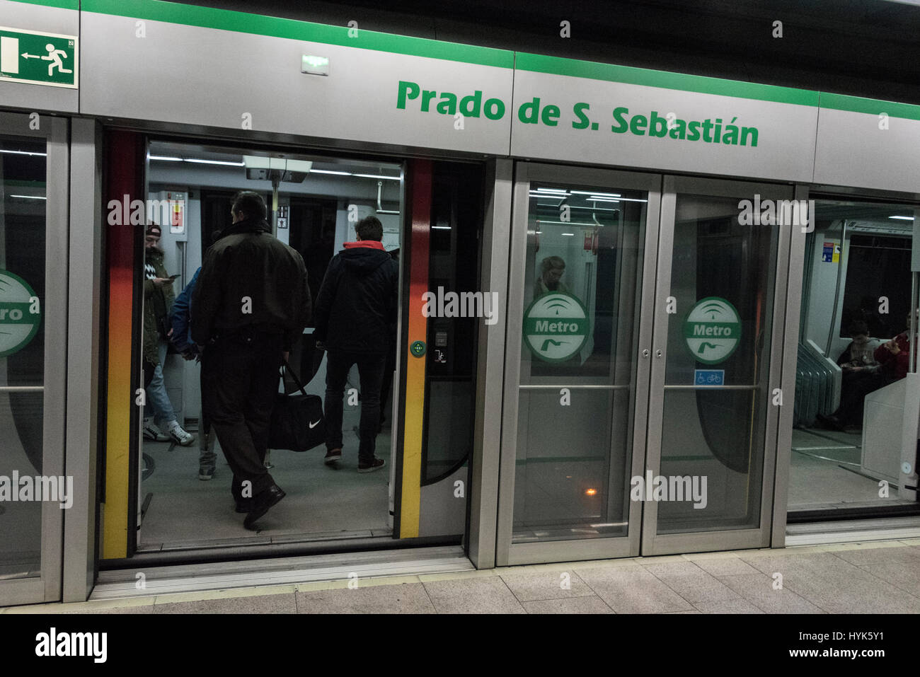 Former l'embarquement des passagers du métro de Séville à Prado de San