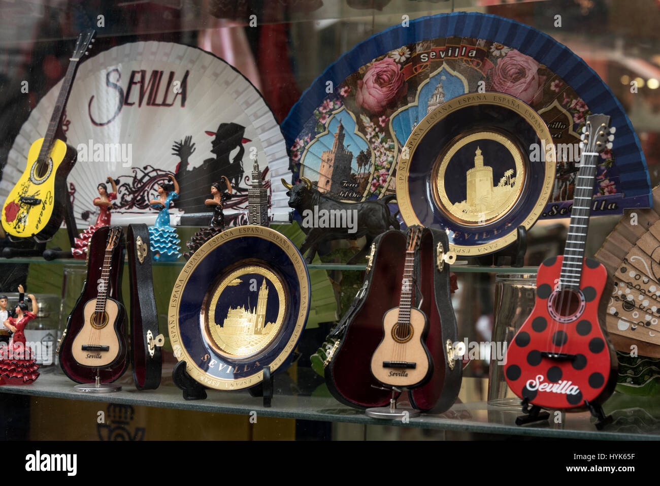 L'affichage de la fenêtre de la boutique de souvenirs touristiques de Séville - fans, guitares espagnoles, et les plaques en vente dans la vieille ville de Séville, Séville, Espagne Banque D'Images