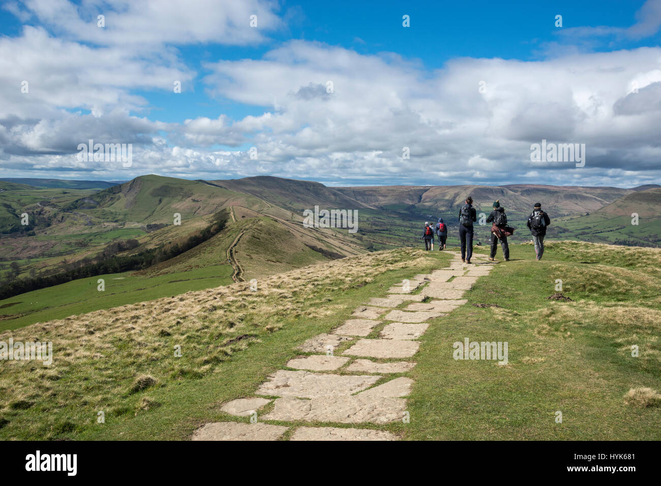 Les promeneurs sur la colline de perdre dans le Peak District, à la suite de la crête à pied de Mam Tor sur un jour de printemps ensoleillé. Banque D'Images