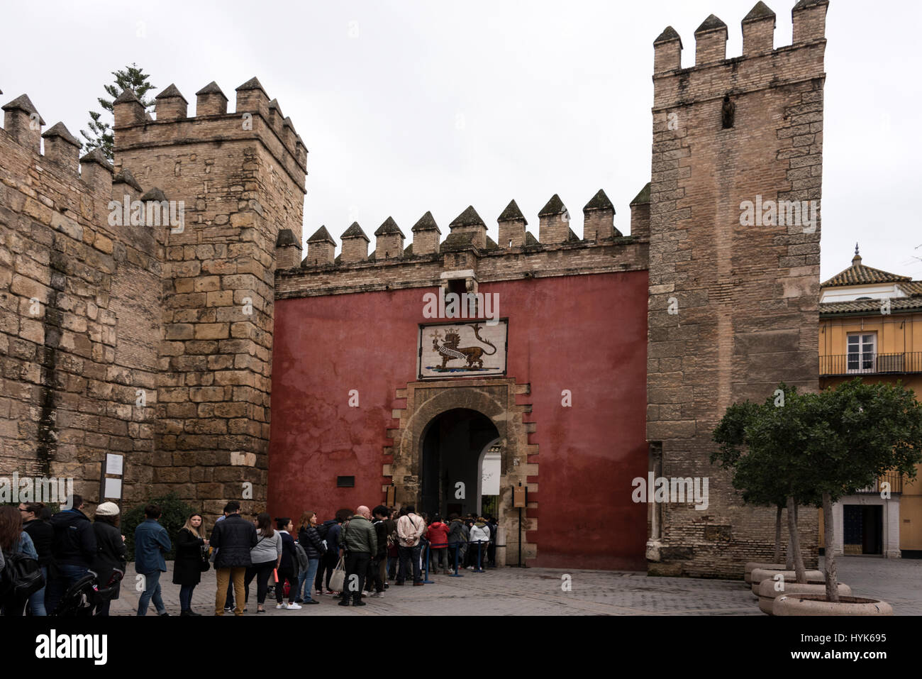 Une longue file de visiteurs formé en dehors de la Puerta del Leon (Lion Gate) à l'Alcazar (Palais Royal) à l'origine construit par les rois musulmans mauresque, stan Banque D'Images