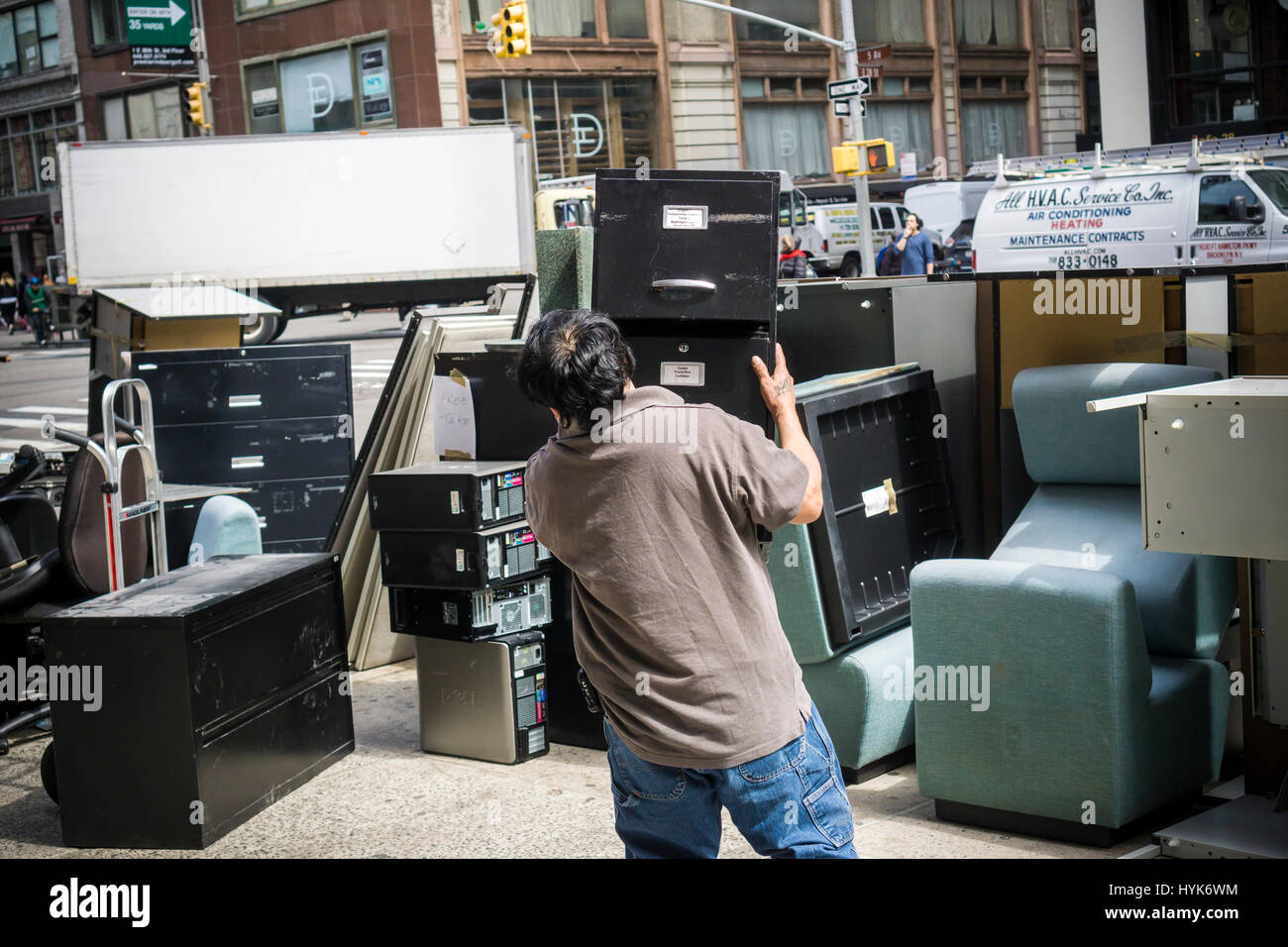 Un travailleur se déplace jetés mobilier et matériel de bureau à New York le lundi, Avril 3, 2017. (© Richard B. Levine) Banque D'Images