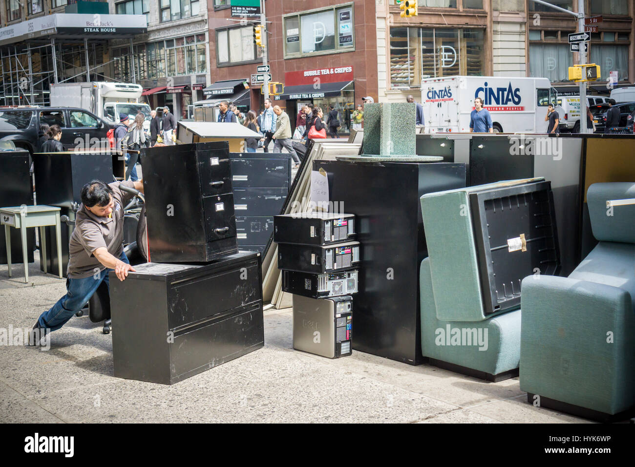 Un travailleur se déplace jetés mobilier et matériel de bureau à New York le lundi, Avril 3, 2017. (© Richard B. Levine) Banque D'Images