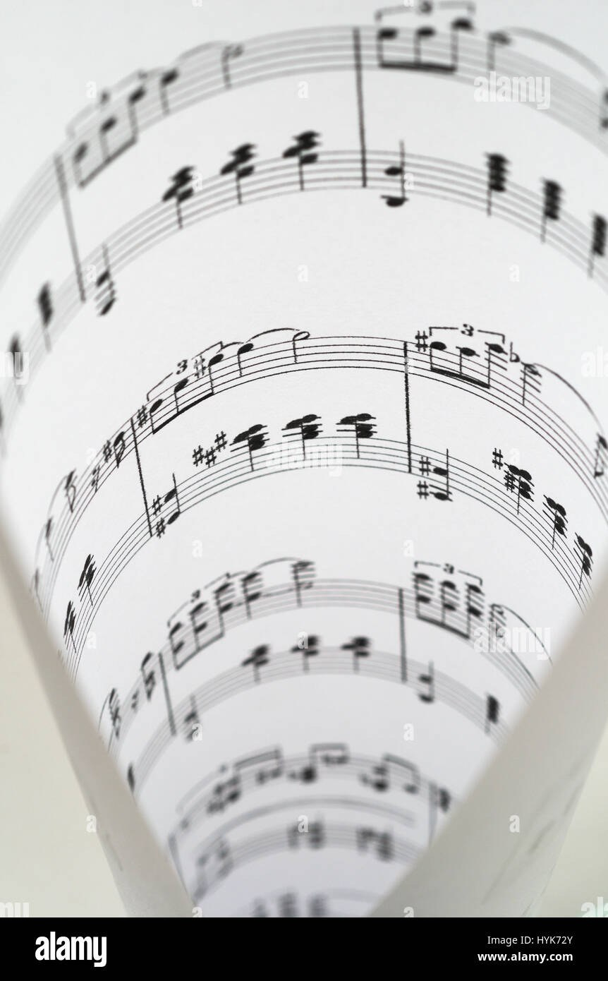 Feuille de notes musicales enroulé Photo Stock - Alamy