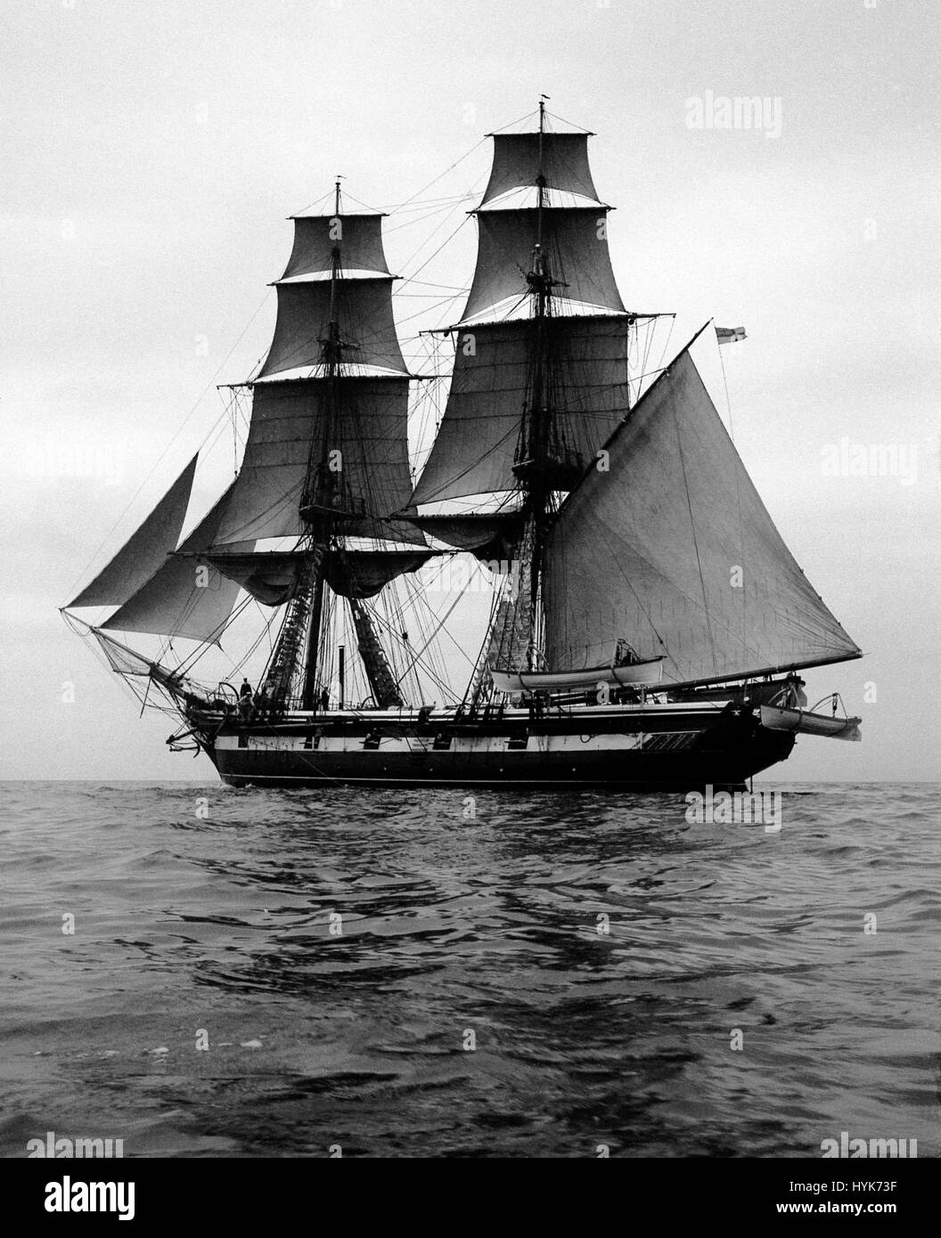 AJAXNETPHOTO.1900S. SOLENT, en Angleterre. - HMS MARTIN, Brig, 503 tonnes. L'UN DES CINQ BÂTIMENTS À VOILE UTILISÉ PAR LA ROYAL NAVY POUR LA FORMATION DES GARÇONS-port. Construit en 1890, le MARTIN ET D'autres ont été emportés à l'ÉTERNEL "SCIENTIFIQUE DU PÊCHEUR EN PROGRAMME DE FORMATION NAVALE.' L'MARTIN A ÉTÉ SIMILAIRE DANS SA CONCEPTION ET DE FORAGE POUR LES BRICKS DATANT DU 18E SIÈCLE, MAIS A MOINS DE NAVIGUER SUR LES CHANTIERS PLUS COURTE. PHOTO : Bibliothèque AJAX VINTAGE PHOTO REF : AVL/NA/BRIG/MARTIN-4 Banque D'Images