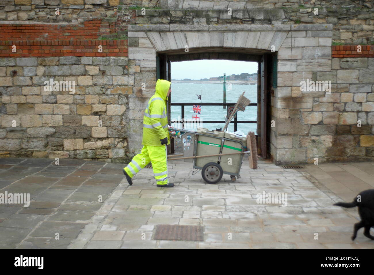 AJAXNETPHOTO. L'année 2005. PORTSMOUTH, Angleterre. - Trou DANS LE MUR - CE TROU INOFFENSIF DANS LES MURS DU VIEUX PORTSMOUTH APPELÉ SALLY PORT VIEUX, est l'ENDROIT OÙ NELSON DERNIÈRE MIS LE PIED SUR LE SOL ANGLAIS EN SEPTEMBRE 1805 AVANT DE COMMENCER PAR LANCER À HMS Victory. PHOTO:JONATHAN EASTLAND/AJAX REF:53001/429 Banque D'Images