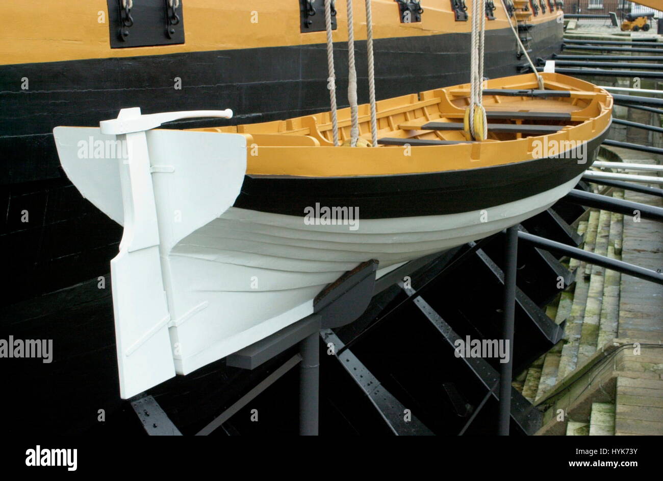 AJAXNETPHOTO. 2005.Portsmouth, Angleterre. - 18ème siècle - UN LANCEMENT DU HMS Victory EN AVIRON LANCE EN POSITION BASSE sur la hanche tribord. ROWLOCK EN CAPTIVITÉ POUR LES RAMES SONT VISIBLES À DÉCOUPER DANS LE GUNWHALE PLANK. PHOTO:JONATHAN EASTLAND/AJAX REF:D151003/1472 Banque D'Images