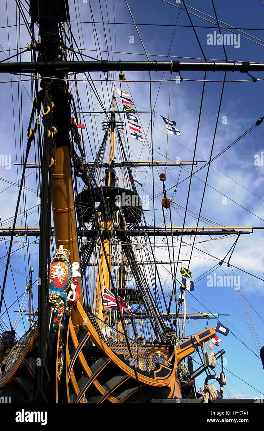 AJAXNETPHOTO. L'année 2004. PORTSMOUTH, Angleterre. - 199E ANNIVERSAIRE - Le signal d'un palan de la lecture de ' l'Angleterre s'ATTEND À CE QUE CHAQUE HOMME À FAIRE SON DEVOIR' ENVOYÉ PAR NELSON À LA FLOTTE BRITANNIQUE À TRAFALGAR, s'agite SOUS UN CIEL D'AUTOMNE À Portsmouth. PHOTO:JONATHAN EASTLAND/AJAX REF:D142110/1103 Banque D'Images