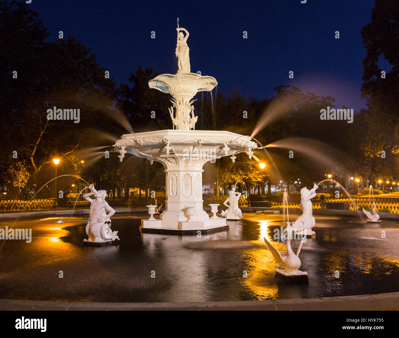 Savannah, Géorgie. Forsyth Park Fontaine de nuit. Banque D'Images