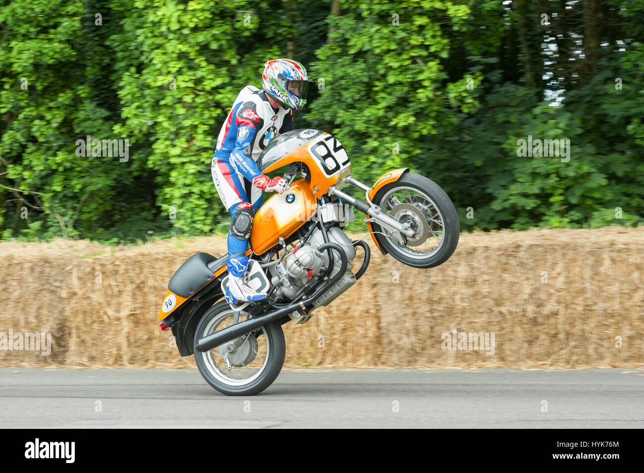 Goodwood, UK - 1 juillet 2012 : Champion du Monde Superbike Troy corser l'extraction d'un wheelie sur une moto BMW classique cours sur la colline à Goodwood en Juillet Banque D'Images