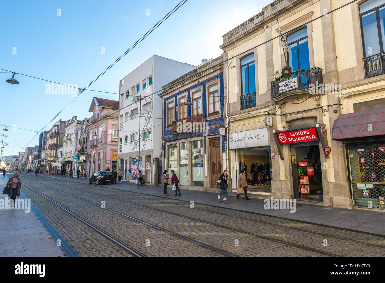 Rangée de bâtiments d'habitation et de magasins sur la Rua de Brito Capelo street dans la ville de Matosinhos, partie de la grande sous-région de Porto au Portugal Banque D'Images