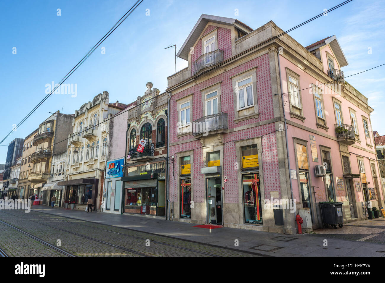 Rangée de bâtiments d'habitation et de magasins sur la Rua de Brito Capelo street dans la ville de Matosinhos, partie de la grande sous-région de Porto au Portugal Banque D'Images