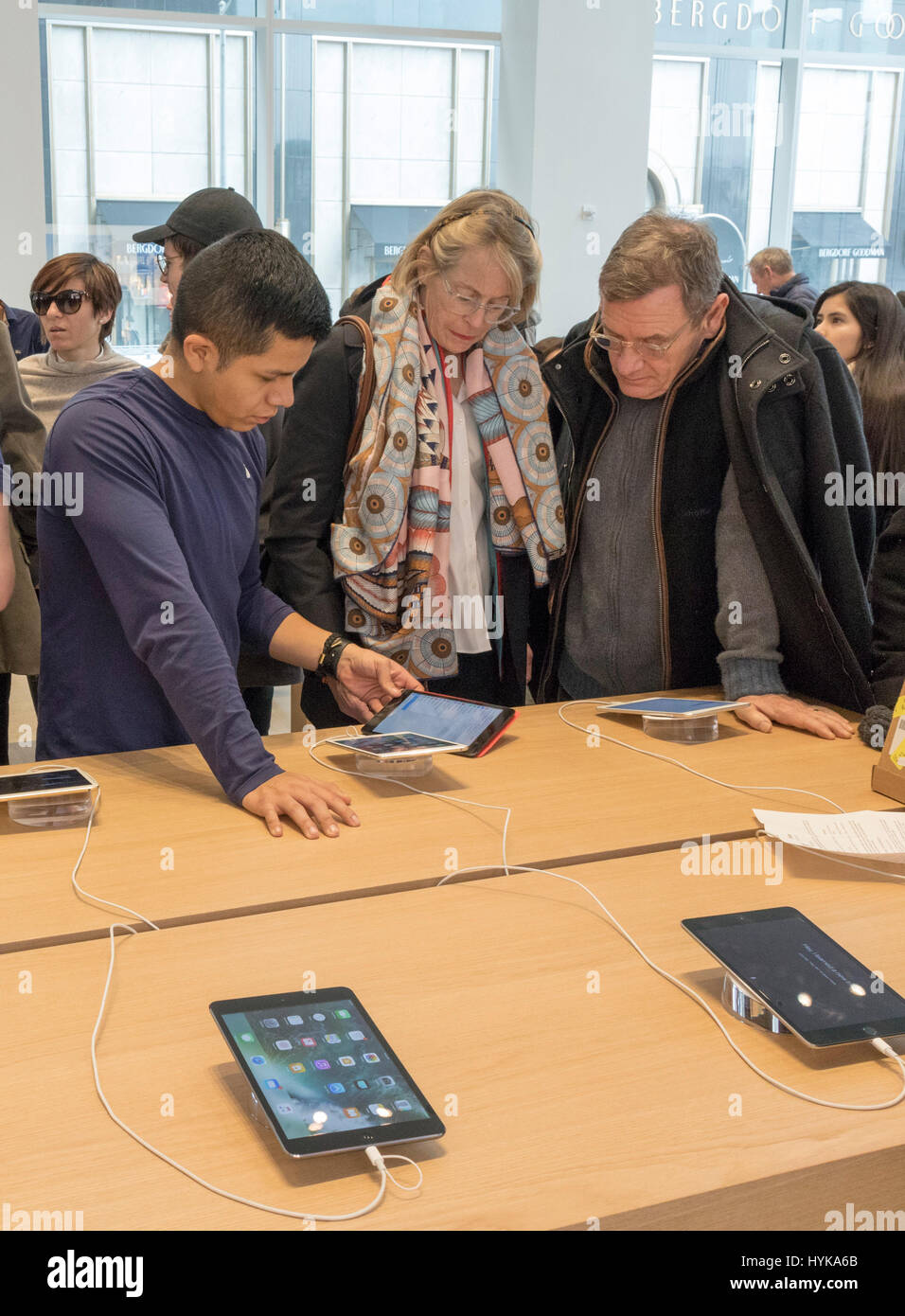 Les clients de l'Apple Store, Cinquième Avenue, New York City, USA Banque D'Images