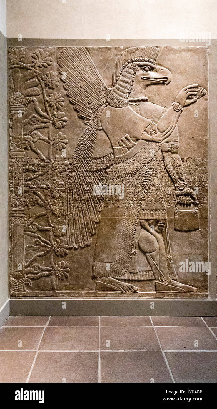Aigle Sculpté en pierre figure ailée dirigé, palais assyrien, Nimrud, Iraq, maintenant dans le Metropolitan Museum of Art, New York Banque D'Images