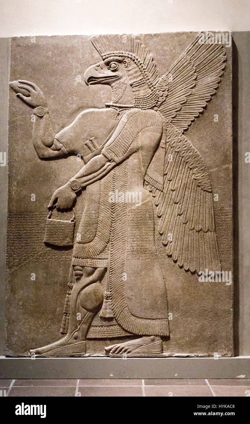 Aigle Sculpté en pierre figure ailée dirigé, palais assyrien, Nimrud, Iraq, maintenant dans le Metropolitan Museum of Art, New York Banque D'Images