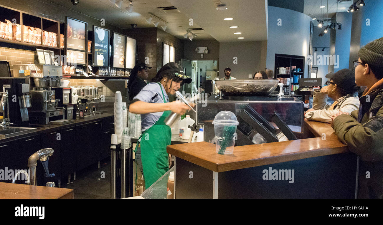 Préparer des boissons chez Starbucks Barista cafe, Manhattan, New York City, USA Banque D'Images