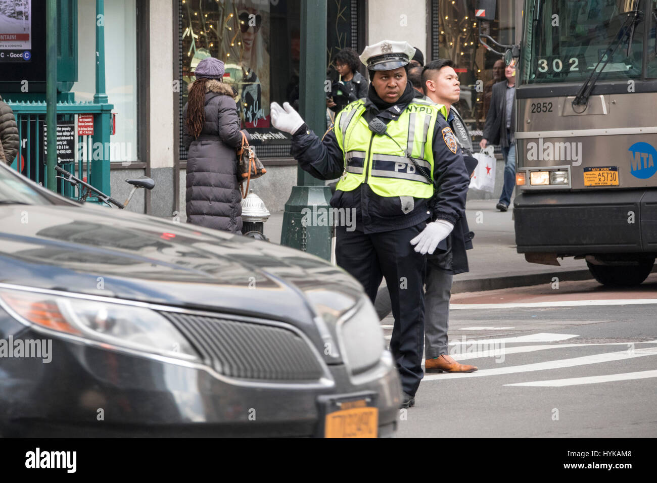 Policewoman diriger la circulation à Manhattan, New York City, USA Banque D'Images