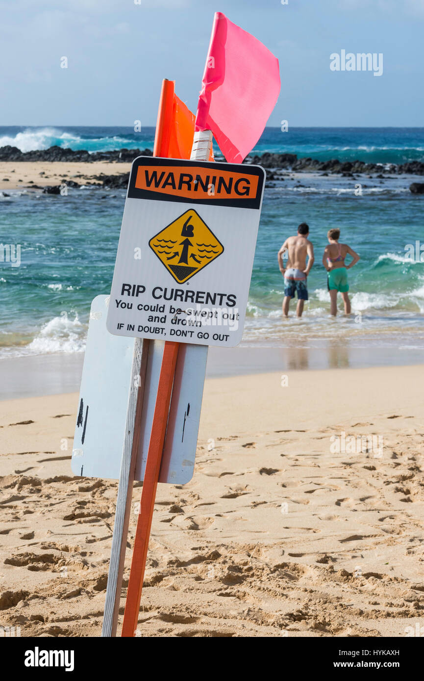 Signer les nageurs de avertit courants, Poipu Beach, Kauai, Hawaii, USA Banque D'Images