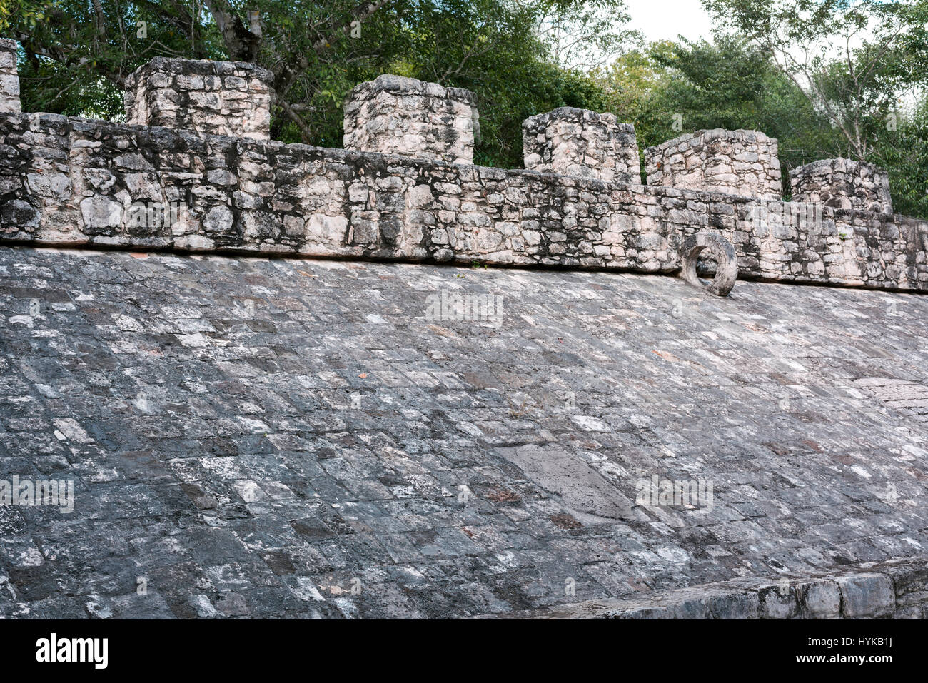 L'anneau de pierre en pente sur côté de la Ball au Mayan Ruins Coba, Mexique Banque D'Images