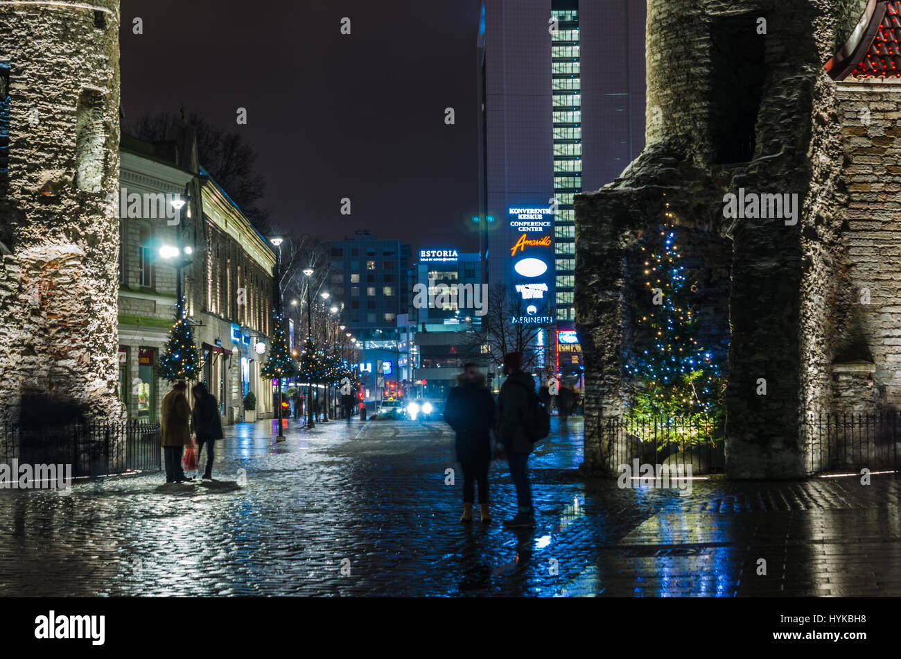 Nightt vue sur la rue, Tallinn Estonie. Banque D'Images