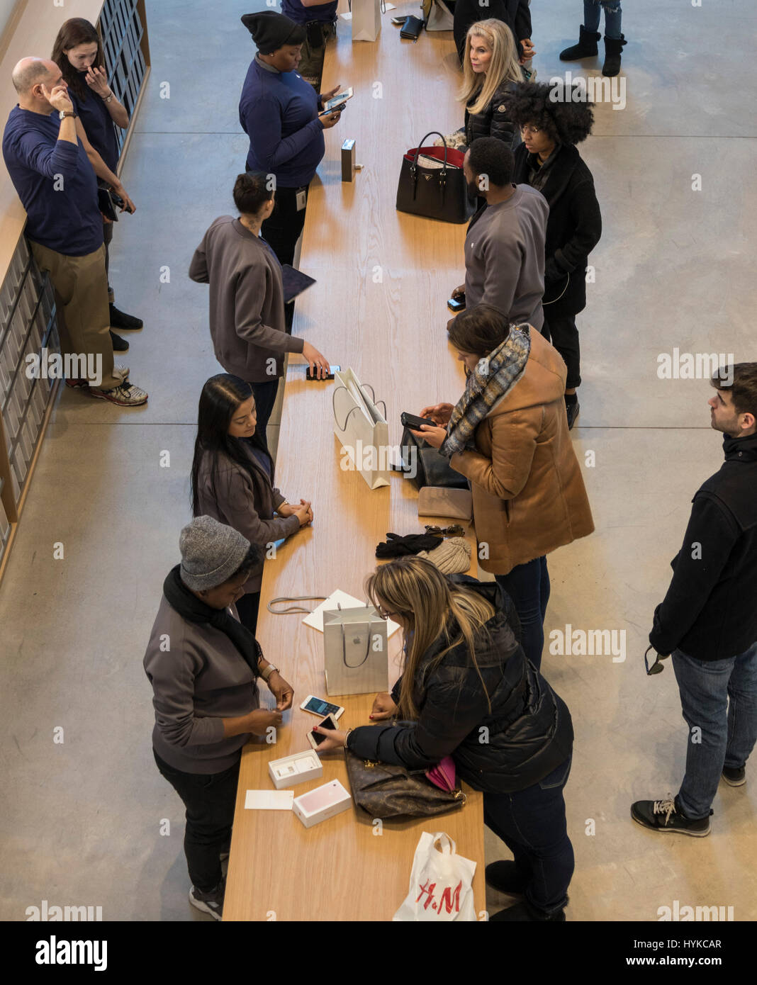 Les clients de l'Apple Store, Cinquième Avenue, New York City, USA Banque D'Images