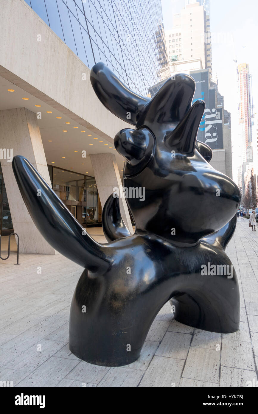 Joan Miro a un oonbird' sculpture (1966), situé sur la place de l'immeuble sur Solow 58th Street entre la 5e et la 6e Avenue, Manhattan, New York. Banque D'Images