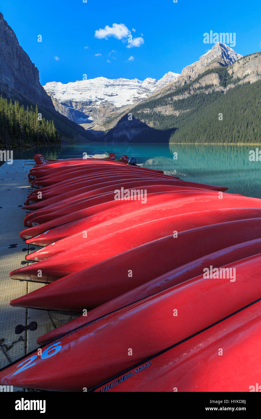 Location de canoës à Lake Louise, Banff National Park, Alberta, Canada. Banque D'Images