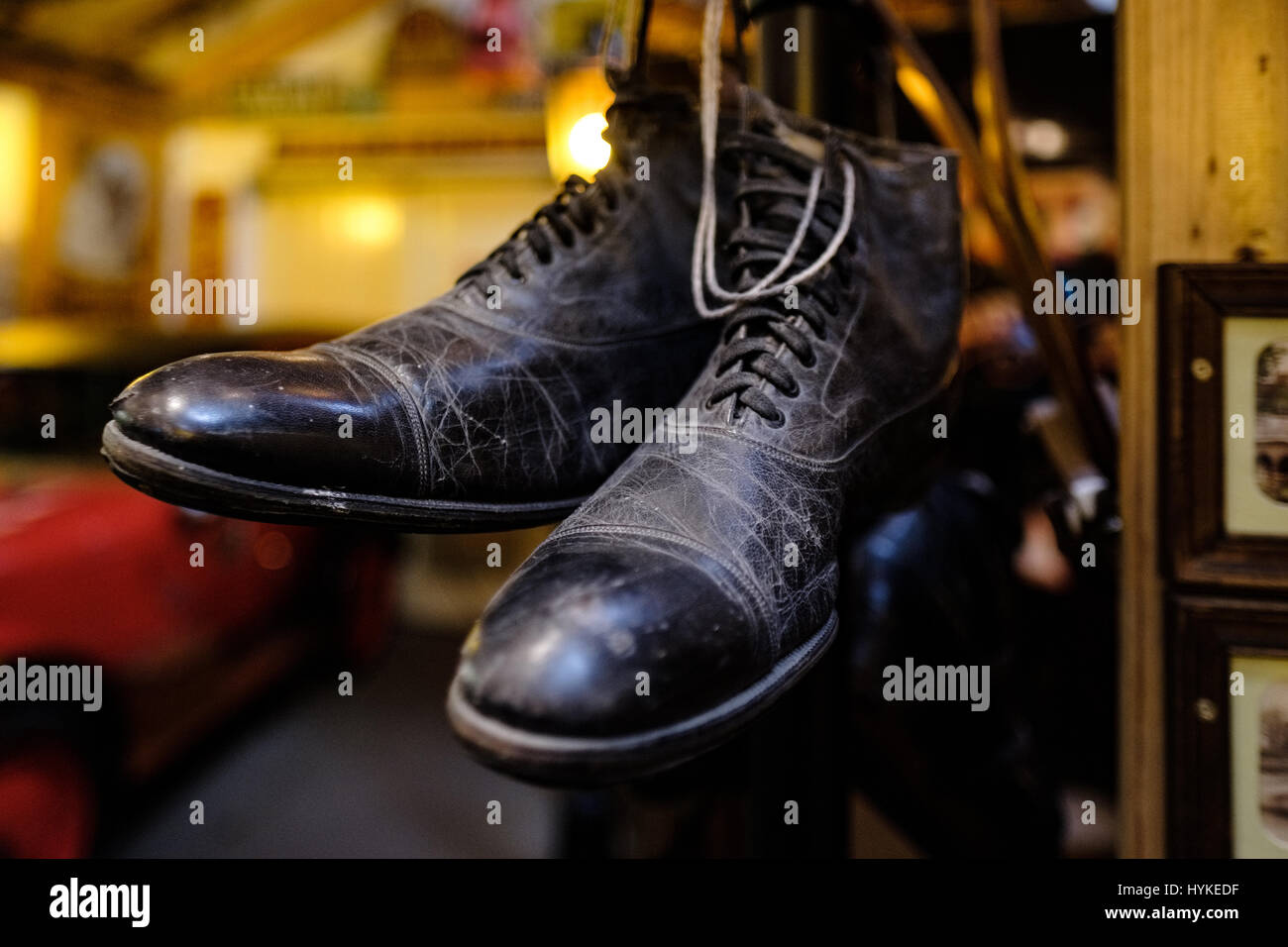 Vieux Chaussures noires dans le Musée de l'automobile à Bourton-on-the-Water Banque D'Images