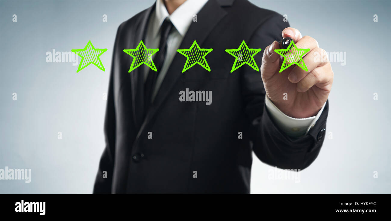Examiner, améliorer le classement, la performance et la notion de classement. Businessman tirer cinq étoiles pour améliorer le classement de son entreprise, fond blanc Banque D'Images