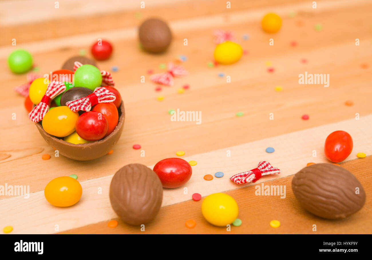 Les œufs en chocolat de Pâques sur un fond de bois Banque D'Images