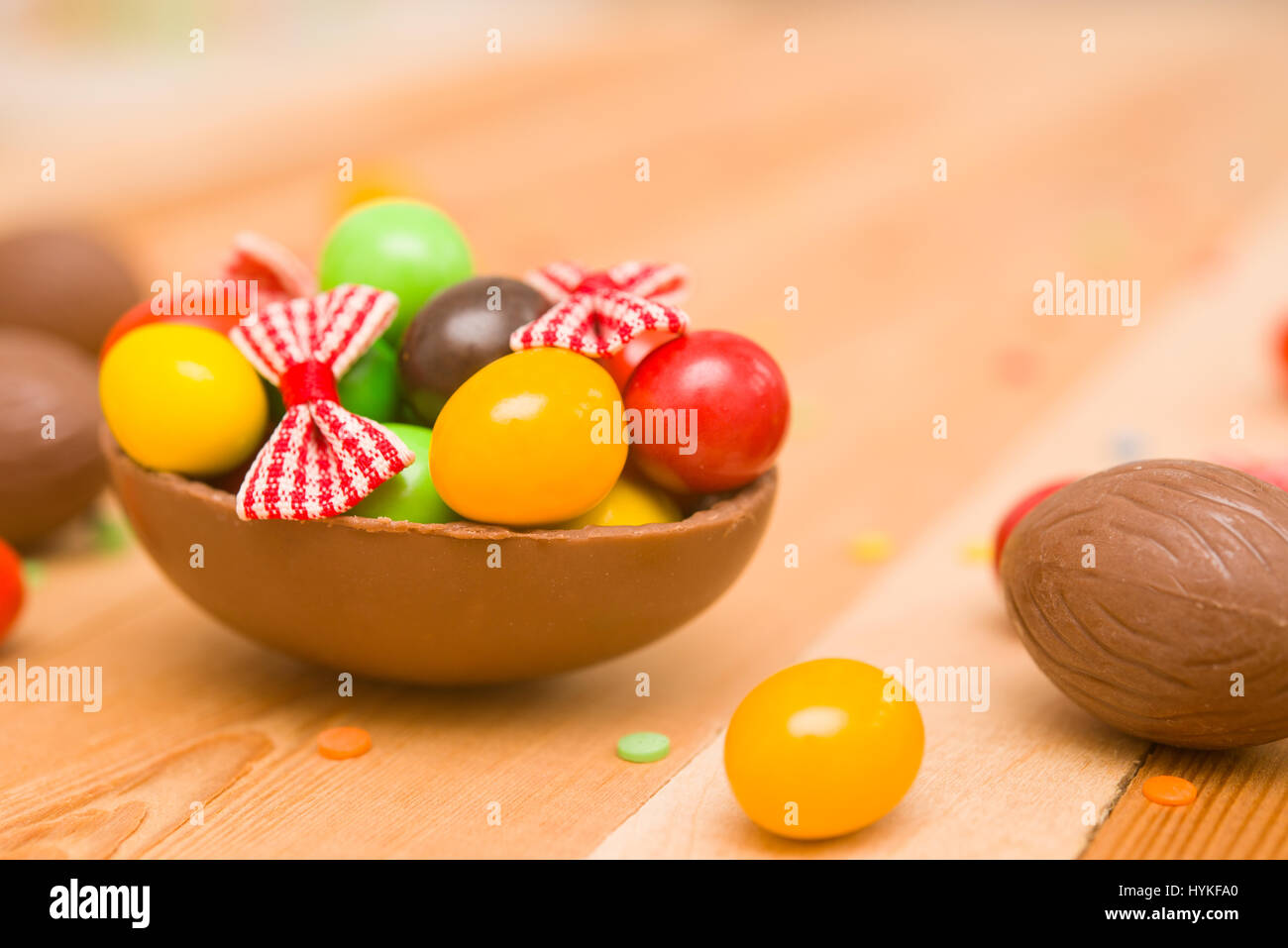 Les œufs en chocolat de Pâques sur un fond de bois Banque D'Images